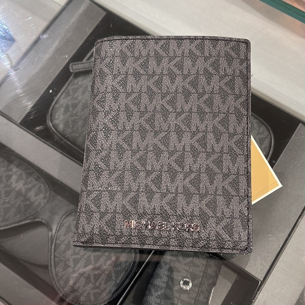 Michael Kors Jet Set Travel Passport Wallet
Black Signature/Silver-Tone Hardware - Picture 7 of 16
